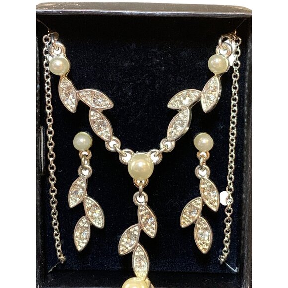 Avon Silver Tone Marquis Leaves Imitation Pearl Gift Set (1560) - Picture 3 of 4